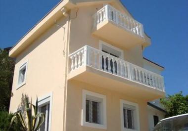 Трехэтажный дом в Крашичи в 120 метрах от моря с панорамным видом