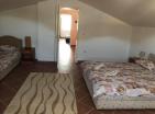 Двухуровневая меблированная квартира с одной спальней в Сутоморе на продажу по сниженной цене