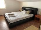 Двухуровневая меблированная квартира с одной спальней в Сутоморе на продажу по сниженной цене