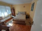 Продается красивый одноэтажный меблированный трехкомнатный дом в Даниловграде