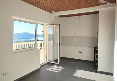 Новая 2-комнатная солнечная квартира площадью 43 м2 в Ковачи на верхнем этаже с великолепным панорамным видом на 180 градусов