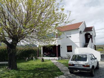 Дом в Подгорице с большим земельным участком 2000 м2