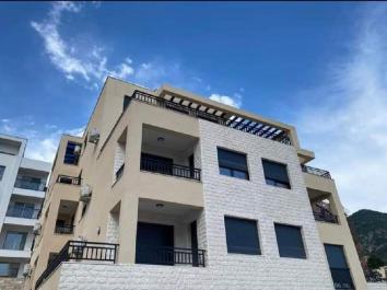 Солнечная квартира площадью 62,5 м2 в Тивате в новом доме