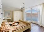 Роскошная семейная вилла с частным пляжем и панорамным видом на Тиватский залив