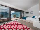 Роскошная 6-комнатная вилла на первой линии с видом на море и бассейном в Моринье, Котор