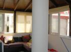 Потрясающая черногорская квартира с 1 спальней площадью 64 м2 в 100 метрах от моря, полностью меблированная