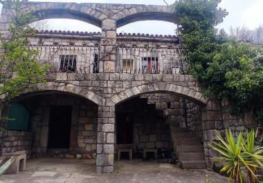 Очаровательный исторический каменный дом, готовый к ремонту, отличная цена