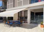 Солнечная просторная 3-комнатная квартира с видом на море площадью 116 м2 в Тивате с бассейном