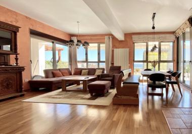Солнечная просторная 3-комнатная квартира с видом на море площадью 116 м2 в Тивате с бассейном