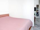 Отремонтированная меблированная квартира с двумя спальнями площадью 55 м2 в центре Тивата
