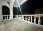 Потрясающая квартира с видом на море площадью 116 м2 с террасой в Тивате