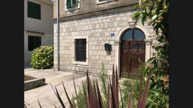 Квартира площадью 68 м2 в старинном каменном доме в Тивате, в нескольких шагах от воды и Портомонтенегро