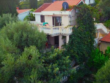 Потрясающий 3-этажный дом с видом на море в Крашичи, уединение в оливковой роще