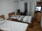 Большая просторная квартира с 3 спальнями площадью 126 м2 в Будве, в 450 м от моря