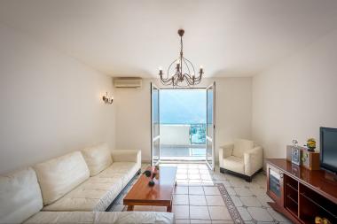 Апартаменты с панорамным видом на море площадью 97 м2 в прекрасной Доброте, Котор