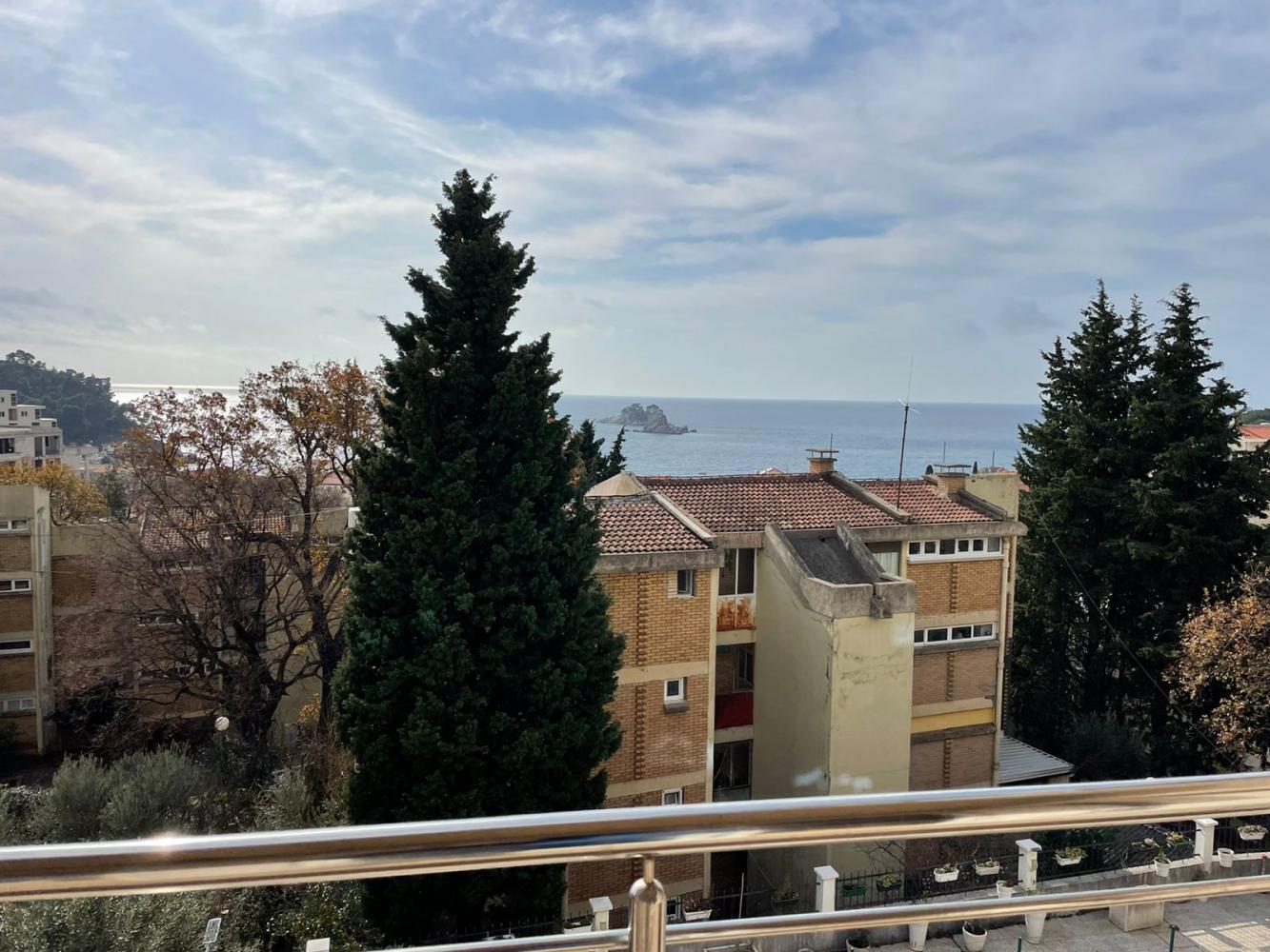 Потрясающая двухкомнатная квартира площадью 64 м2 в Петроваце с террасой с видом на море