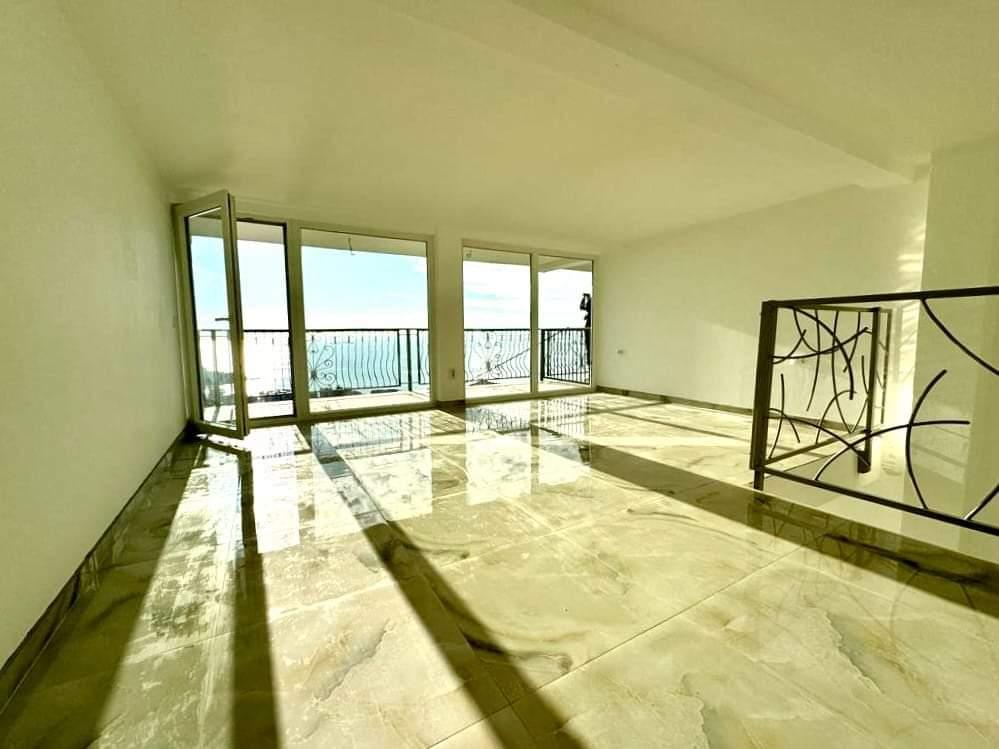 Новая квартира площадью 69 м2 с панорамным видом на море в баре с бассейном