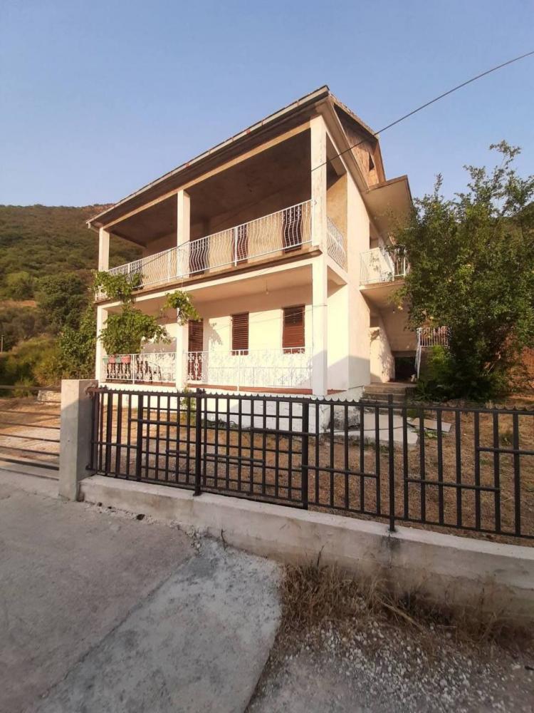 Панорамный дом 156 м2 с видом на залив в Лепетане с большим земельным участком
