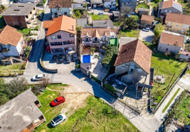 Новая роскошная экологичная вилла площадью 234 м2 в Тивате с бассейном