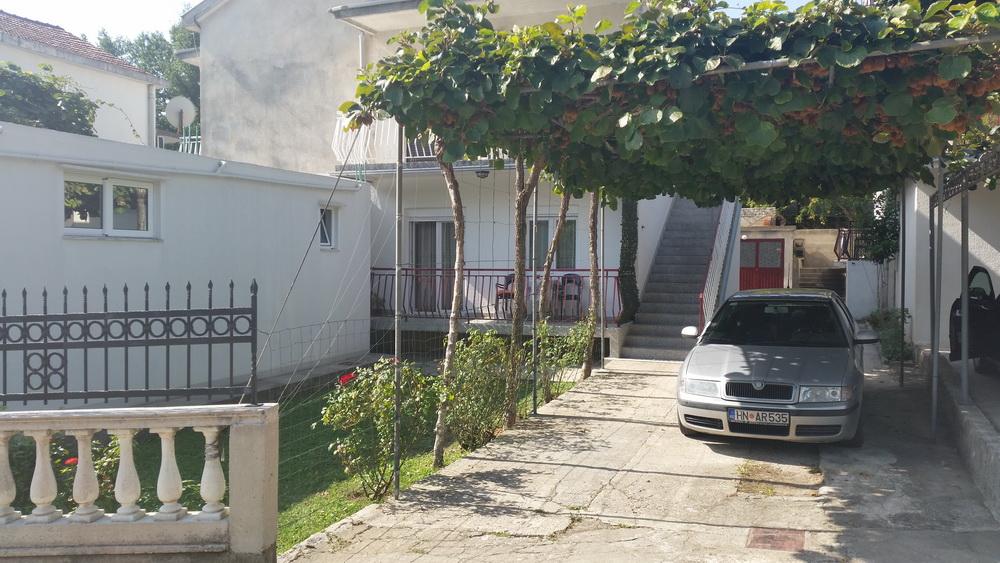 Квартира в Игало 86 м2 , половина дома с бизнес-помещением
