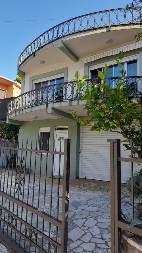 Дом мечты площадью 100 м2 в Баре, окруженный соснами, с видом на море