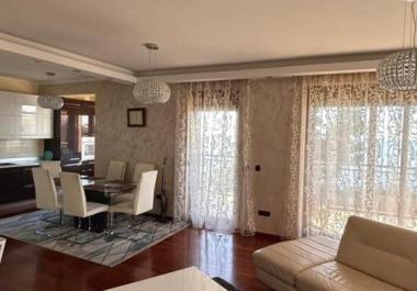 Роскошная квартира площадью 120 м2 с видом на море в Будве с двумя спальнями, двумя туалетами, бассейном