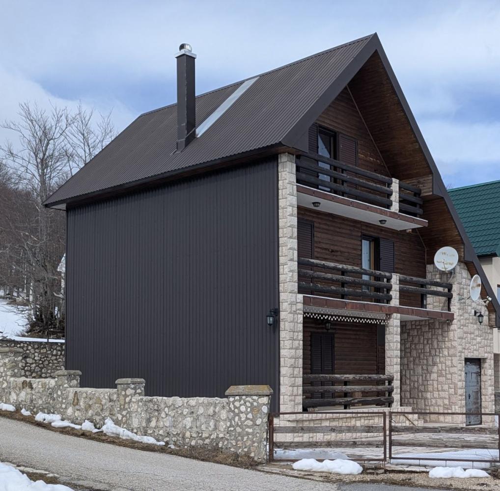 Большой просторный 3-этажный дом площадью 216 м2 в Жабляке с видом на горы