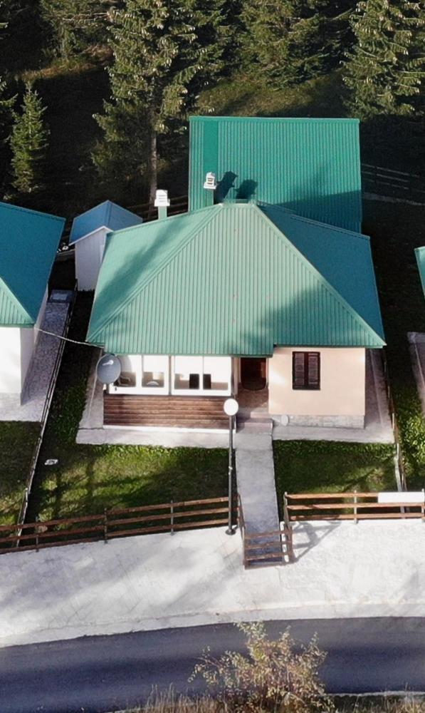 Очаровательный двойной дом, два новых дома в Жабляке, в тихом лесном месте