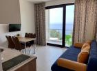 Двухкомнатная квартира площадью 40 м2 с прекрасным панорамным видом на море в Сутоморе
