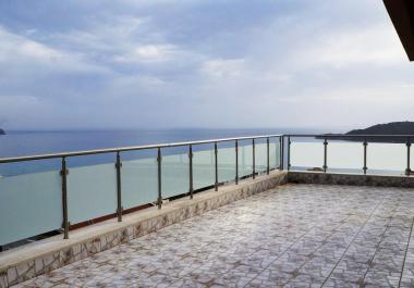 Продается двухуровневый пентхаус с 3 спальнями и панорамным видом на море в Бечичи
