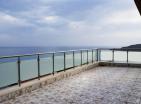 Продается двухуровневый пентхаус с 3 спальнями и панорамным видом на море в Бечичи
